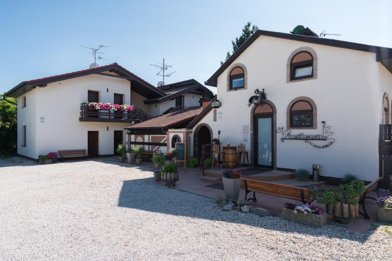 Restaurace A Penzion U Doubků Břeclav Exterior foto