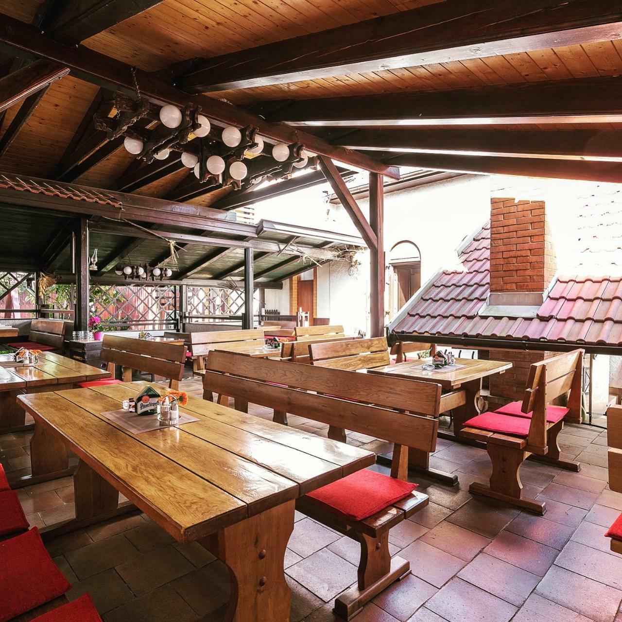 Restaurace A Penzion U Doubků Břeclav Exterior foto