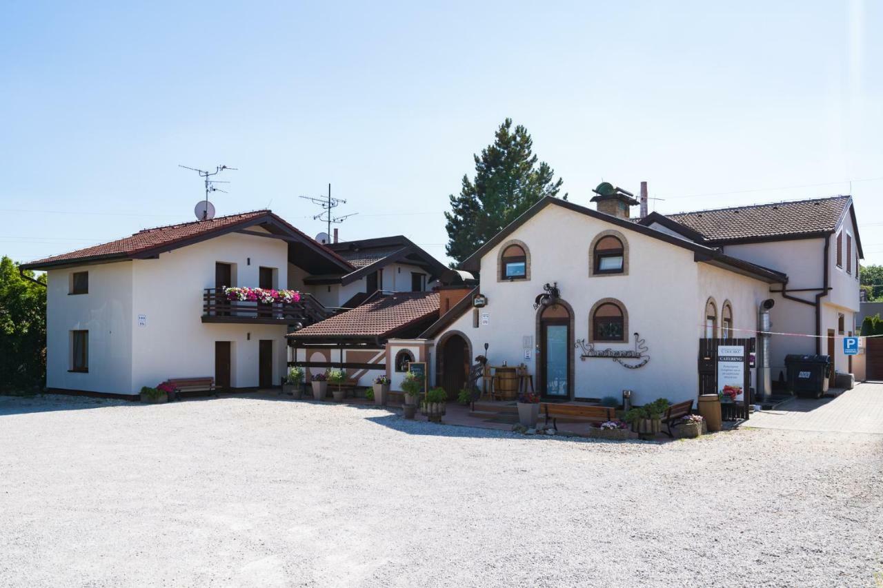Restaurace A Penzion U Doubků Břeclav Exterior foto