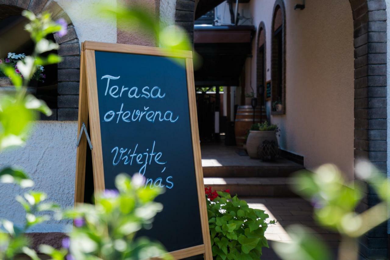 Restaurace A Penzion U Doubků Břeclav Exterior foto