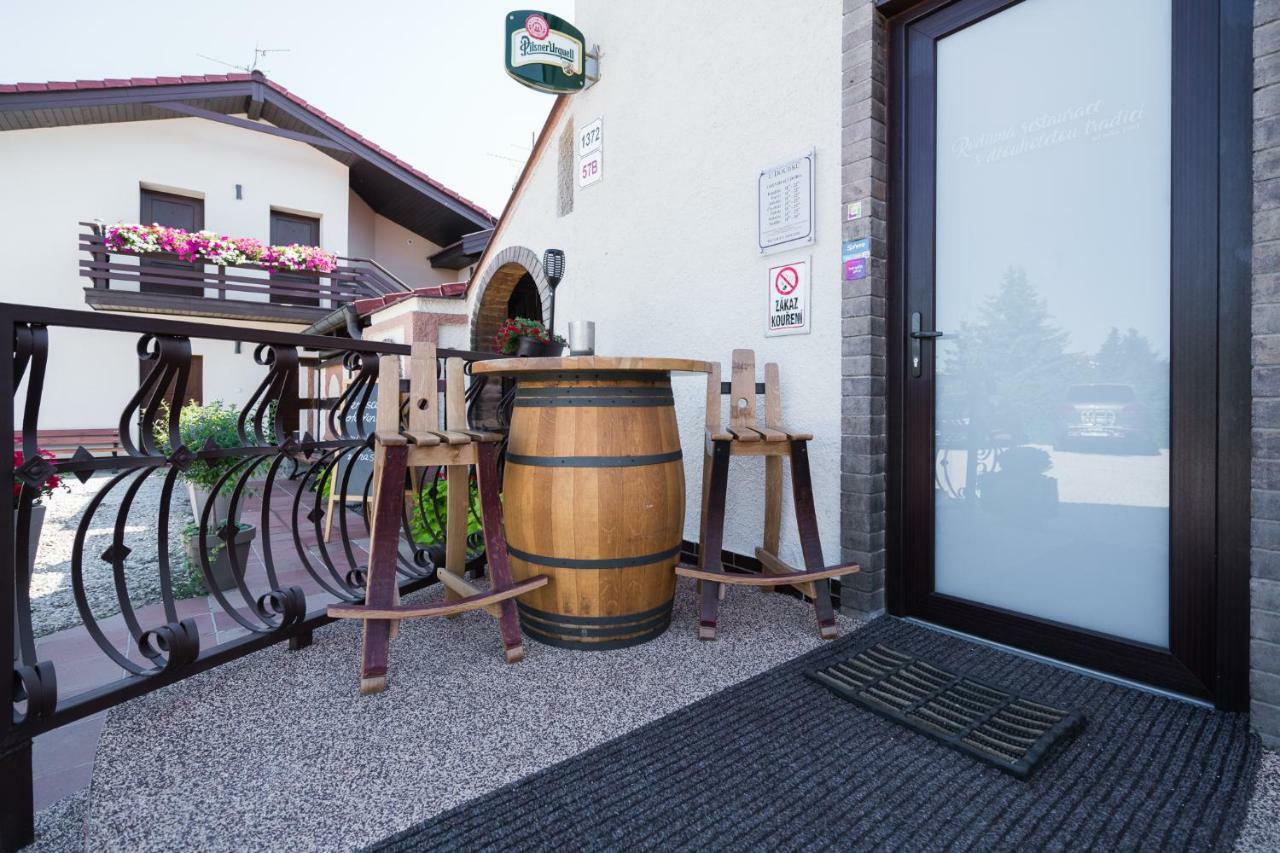 Restaurace A Penzion U Doubků Břeclav Exterior foto